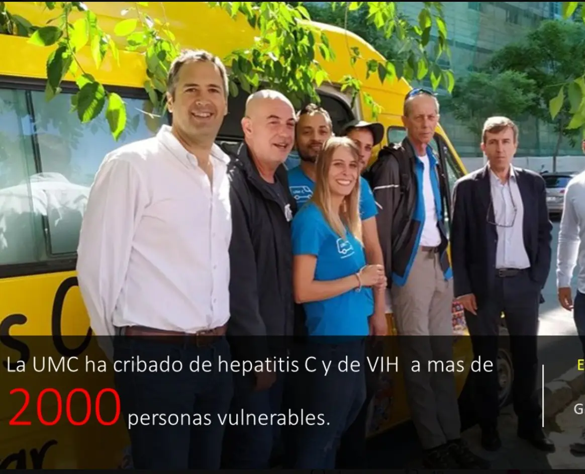 El equipo de Madrid Positivo junto a la unidad móvil